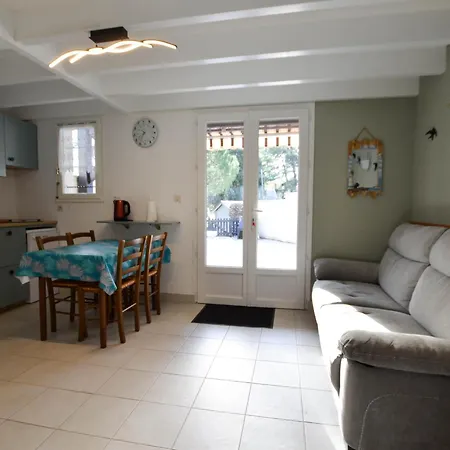 Maison Avec Terrasse, Proche Et Commerces - Fr-1-705-61 Feriehus