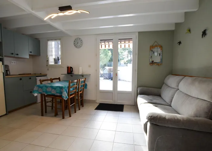 Maison Avec Terrasse, Proche Et Commerces - Fr-1-705-61 *